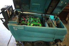Tennant 5700 XP 32″ Cylindrical Walk Behind Floor Scrubber