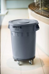 Brute Twist on/Off Round Dolly, Black, Use with BRUTE Trash Can, Pack of 2