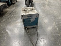 Tennant 7200 floor scrubber With Charger Included