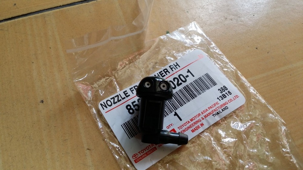 1X 85381-20020-1 WASHER NOZZLE RH COROLLA E100 AE100 AE101 EE101 T190 93 97