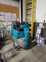 Tennant T7 | 32″ Ride-On Disk Floor Scrubber, Battery