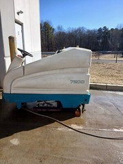 Tennant 7200 floor scrubber With Charger Included