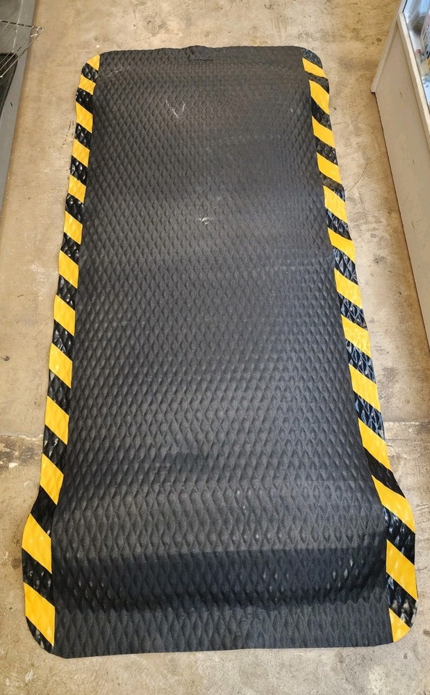 Uline Hog Heaven® Nitrile Mat – 7⁄8″ thick, 3 x 5′, Black/Yellow