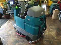 Tennant T7 32″ Riding Disk Floor Scrubber