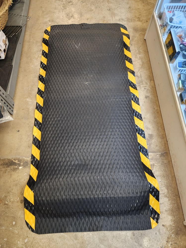 Uline Hog Heaven® Nitrile Mat – 7⁄8″ thick, 3 x 5′, Black/Yellow👁