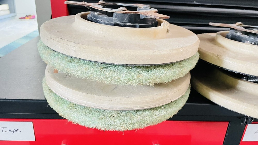Windsor iScrub 24 Pad Driver, 12″ Sd. Manufacturer’s Product Number: 86000170