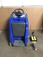 Windsor Chariot iScrub 24 CSX24 Floor Scrubber w/3X Batteries & Charger WORKING