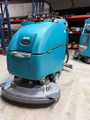 Tennant T500e 32″ Dual Disk Walk-Behind Floor Scrubber Cleaner | 1,069 Hrs