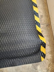 Uline Hog Heaven® Nitrile Mat – 7⁄8″ thick, 3 x 5′, Black/Yellow👁