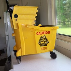 Rubbermaid Commercial 8 3/4 Gal Yellow Side Press Mop Bucket And Wringer