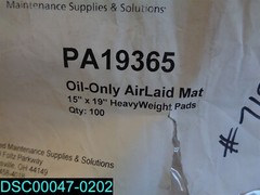 QTY = 100 Oil-Only Applied AirLaid Mat PA19365 15″ x 19″ Heavyweight Pads