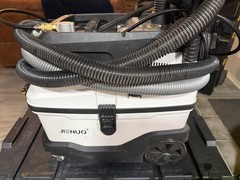 dust extractor with water filtration system
