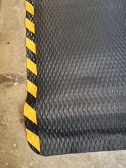 Uline Hog Heaven® Nitrile Mat – 7⁄8″ thick, 3 x 5′, Black/Yellow👁