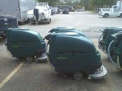 NOBLES SS5 (Tennant T5) FLOOR SCRUBBER 32″ under 300 hours 60 day parts WARRANTY