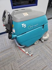 Tennant T5 28″ Dual Disk Walk-Behind Floor Scrubber Cleaner w/ec-H2O | 180 Hrs