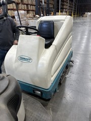 Tennant 7200 floor scrubber With Charger Included