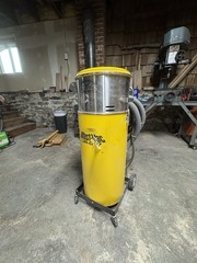 Uni-Ram UR007 Blast Vac Reclaiming Sandblaster Yellow 40 Pound Capacity