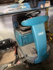Tennant T7 32″ Riding Disk Floor Scrubber Read Description