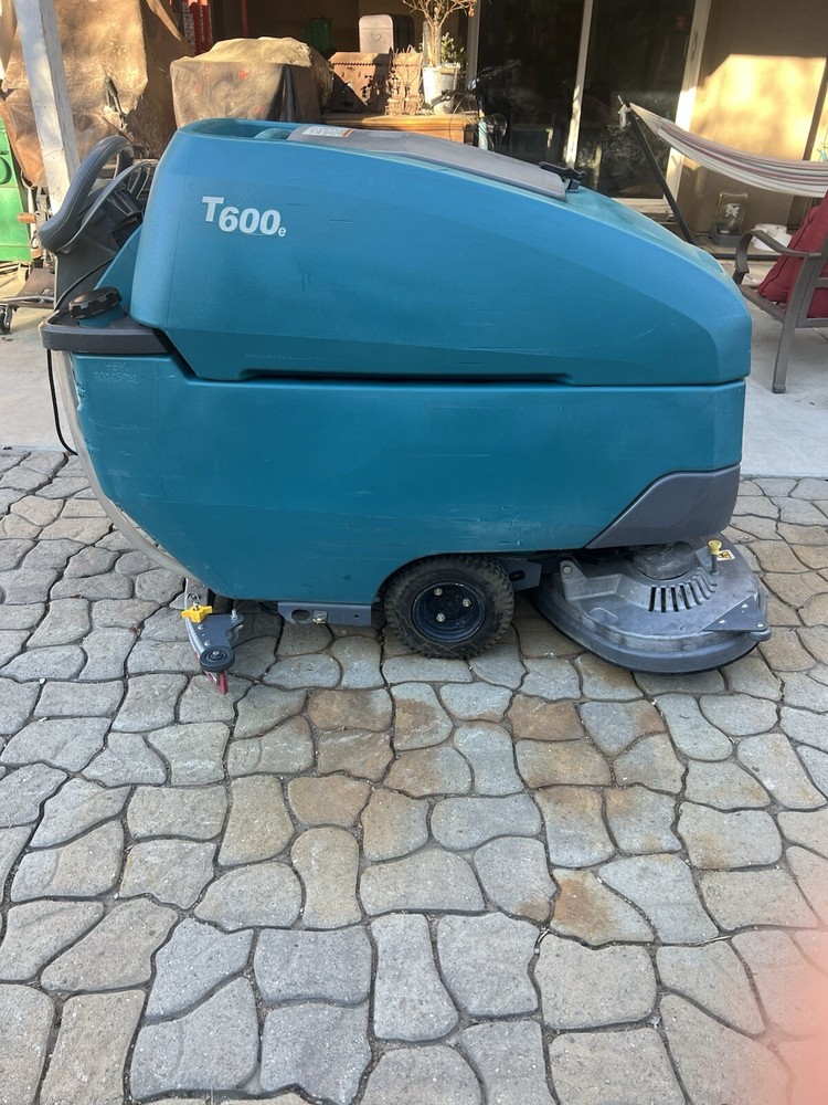 Tennant T600e Disc Floor Scrubber (need Brushes)
