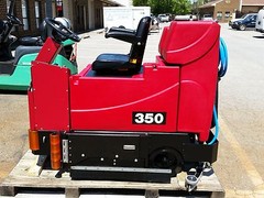 TomCat 350 35inch Disc Rider Floor Scrubber under 700Hours 60 day parts WARRANTY