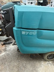 Tennant 5700 Scrub 6 Trojan Batteries and Kawasaki Blue Burnisher 27”