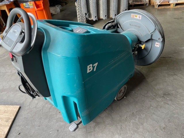 TENNANT B7 27″ Walk Behind battery Burnishers under 200HR, Working, No batteries
