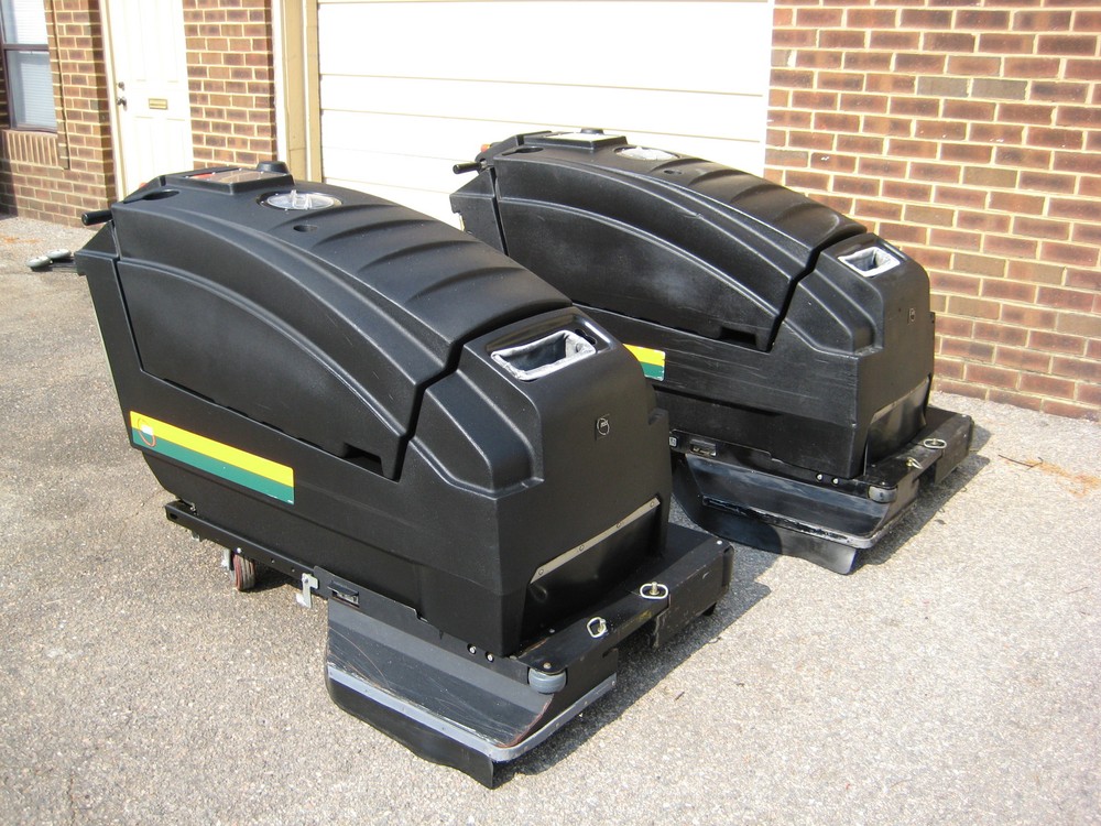 NSS WRANGLER 3330 Floor Scrubber 33″, under 300 HOURS, 60 day parts WARRANTY