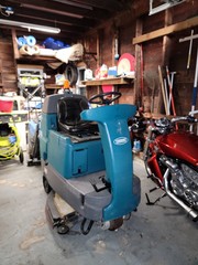 Tennant T7 | 32″ Ride-On Disk Floor Scrubber, Battery