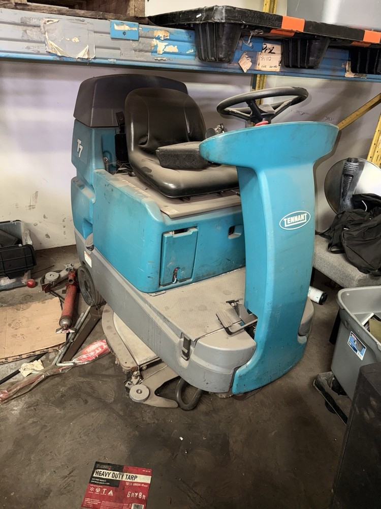 Tennant T7 32″ Riding Disk Floor Scrubber Read Description