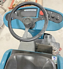 Tennant R14 | 28″ Ride-On Carpet Extractor, Self Contained