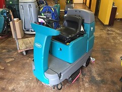 Tennant T7 32″ Riding Disk Floor Scrubber