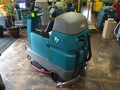Tennant T7 32″ Riding Disk Floor Scrubber