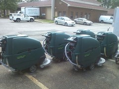 NOBLES SS5 (Tennant T5) FLOOR SCRUBBER 32″ under 300 hours 60 day parts WARRANTY