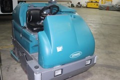 Tennant 7300 Floor Scrubber LOW HOURS 949 HOURS