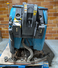 Tennant 5700 Heavy Duty 32″ Walk Behind Disk Floor Scrubber