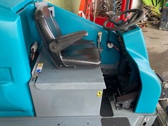 Tennant T15 Ride-On Scrubber Only 71 hrs. Needs front drive tire & Batteries
