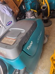 TENNANT T500 FLOOR SCRUBBER 24V – ONLY 67 HRS !!!! READ DESCRIPTION !!!!