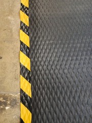 Uline Hog Heaven® Nitrile Mat – 7⁄8″ thick, 3 x 5′, Black/Yellow👁