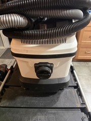 dust extractor with water filtration system