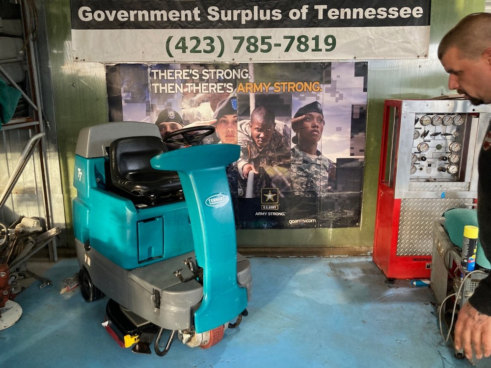 Tennant T7 32″ Ride-On Disk Floor Scrubber 675 hrs.