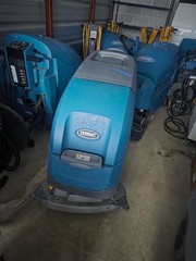 TENNANT T500 FLOOR SCRUBBER 24V – ONLY 67 HRS !!!! READ DESCRIPTION !!!!