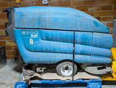 Tennant 5700 Heavy Duty 32″ Walk Behind Disk Floor Scrubber