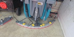 TENNANT T500 FLOOR SCRUBBER 24V – ONLY 67 HRS !!!! READ DESCRIPTION !!!!