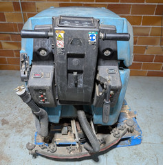 Tennant 5700 XP Heavy Duty 32″ Automatic Walk Behind Disk Floor Scrubber