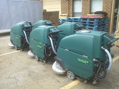 NOBLES SS5 (Tennant T5) FLOOR SCRUBBER 32″ under 300 hours 60 day parts WARRANTY