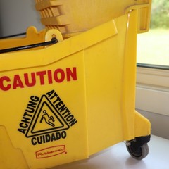 Rubbermaid Commercial 8 3/4 Gal Yellow Side Press Mop Bucket And Wringer