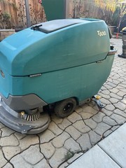 Tennant T600e Disc Floor Scrubber (need Brushes)