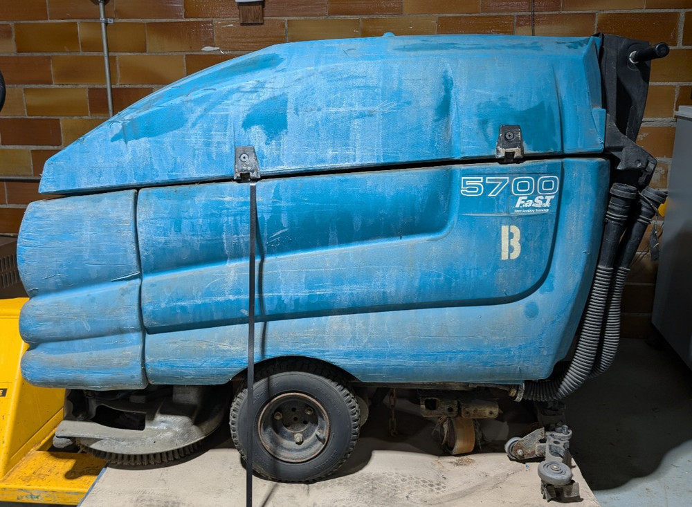 Tennant 5700 Heavy Duty 32″ Walk Behind Disk Floor Scrubber