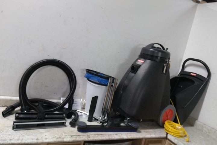 Dayton 5UMR0 1 Peak HP 120V 18 Gal Tank Size Wet/Dry Shop Vacuum
