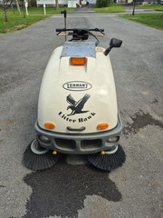 TENNANT LITTER HAWK 1030 SIDEWALK PARKING LOT SWEEPER KUBOTA D722 DIESEL 142 HRS